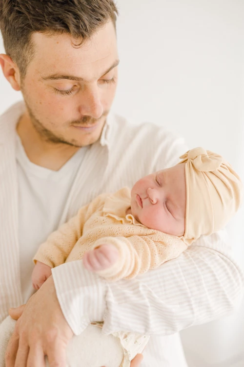 enfant bonheur marron gris bébé