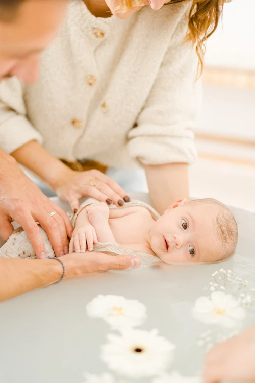 main enfant bonheur jouer avec les enfants gris