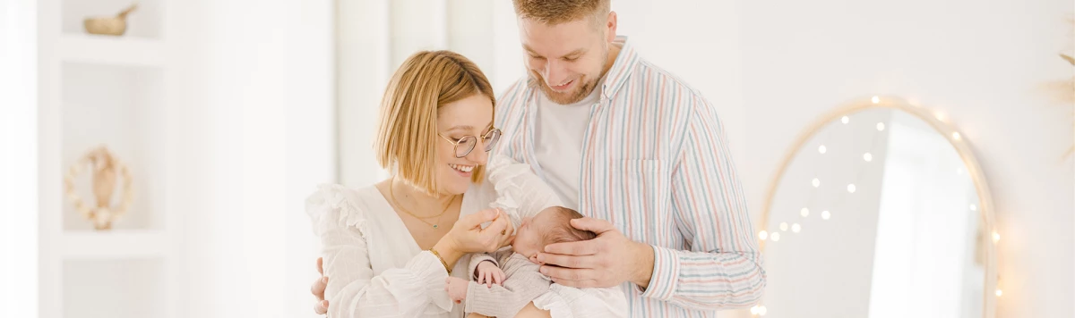 enfant bonheur naissance famille beige