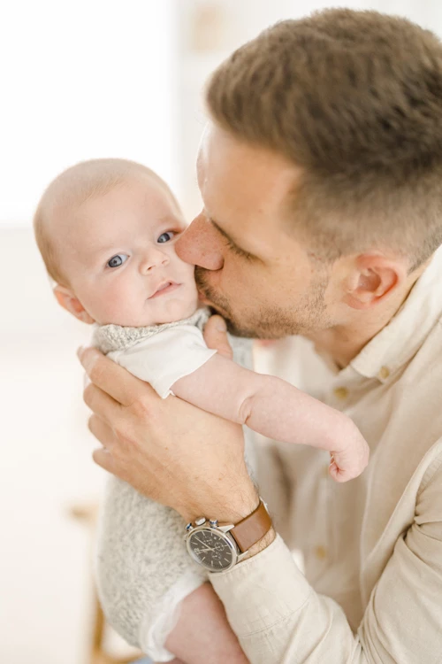 main enfant bonheur montre gris