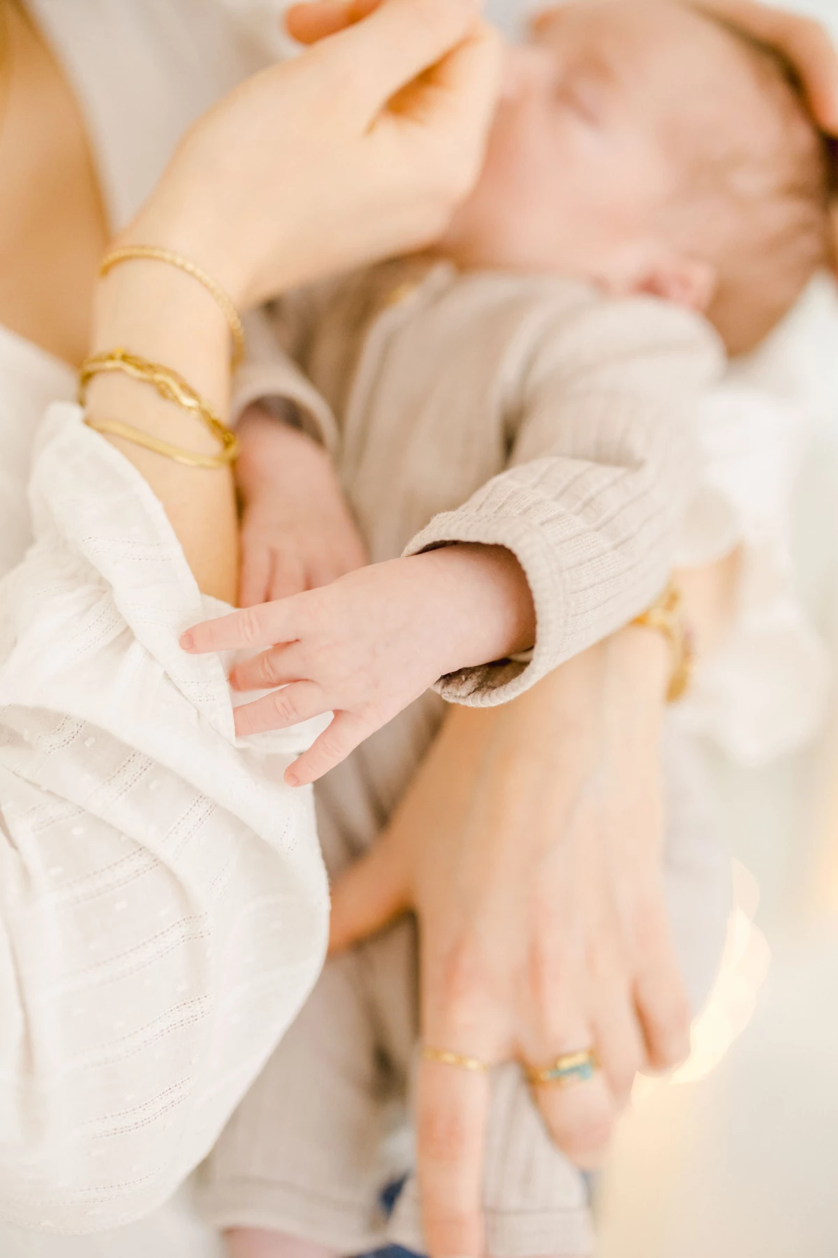main enfant poignet bracelet gris