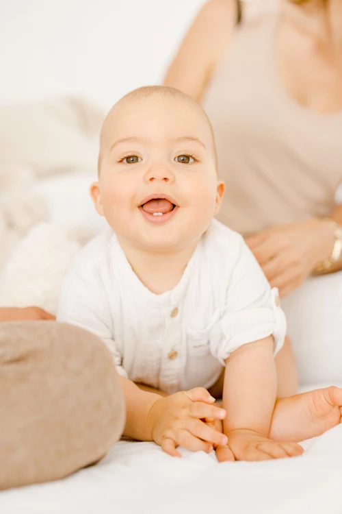 sourire bonheur main enfant marron