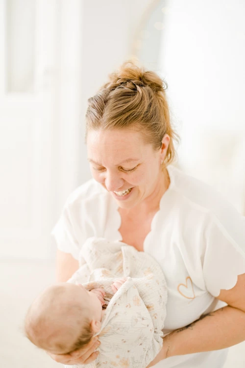 bonheur enfant sourire beige rose