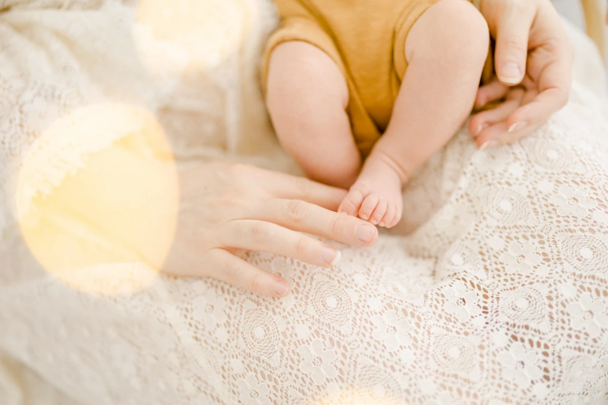 enfant marron gris orange bébé