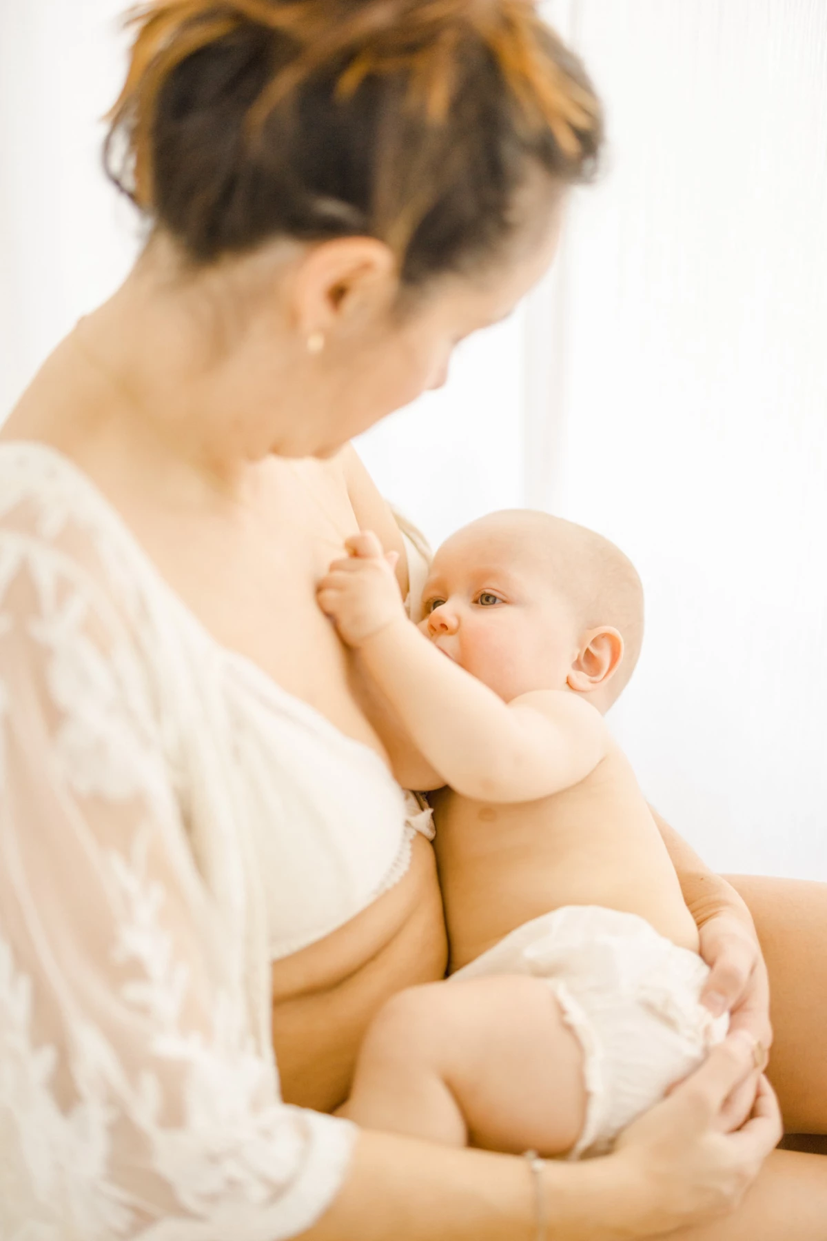 main bonheur enfant beige gris