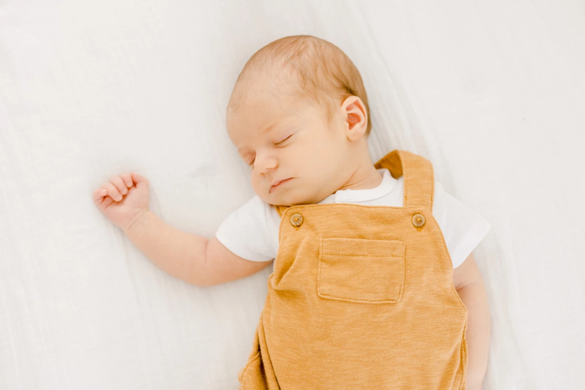 enfant bonheur orange marron gris