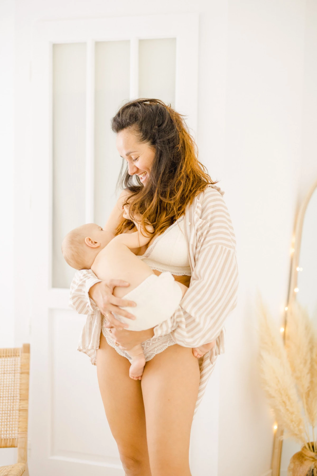 main bonheur enfant beige marron