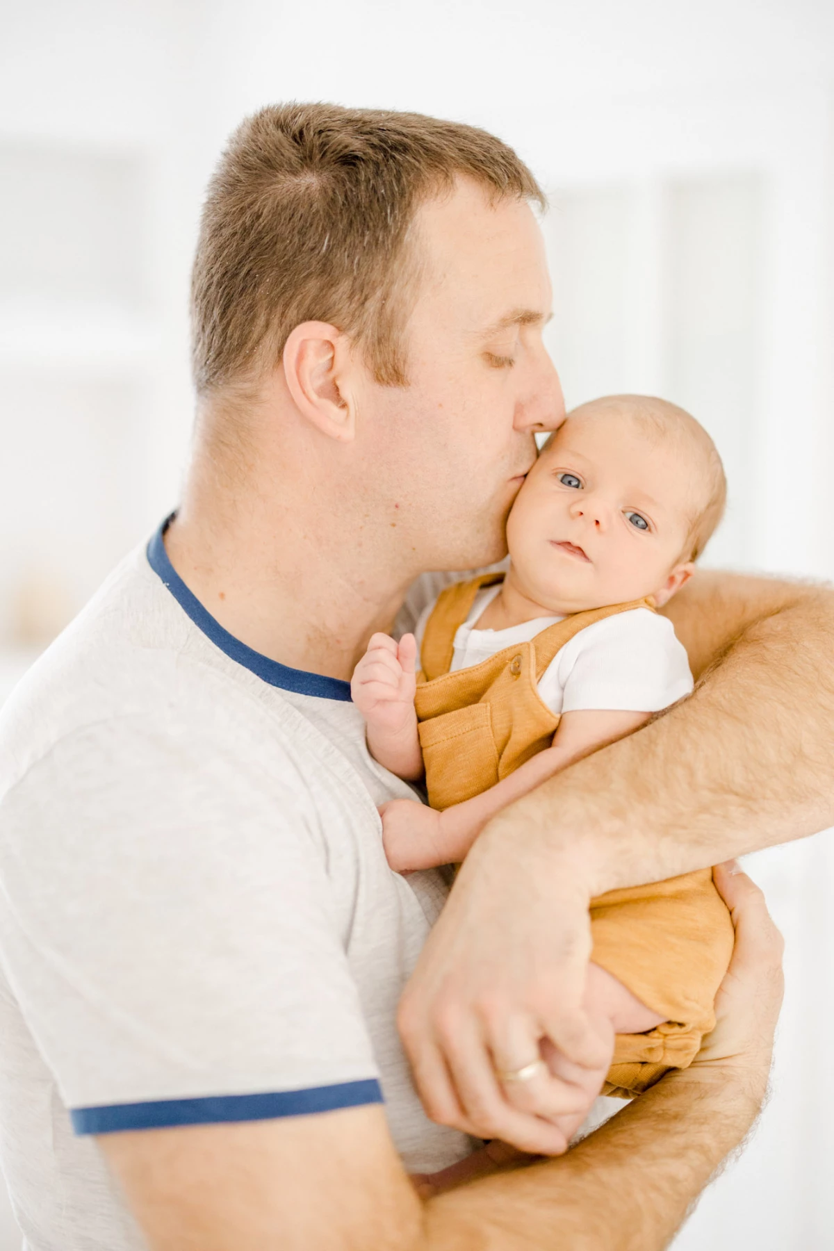 bonheur enfant sourire gris marron