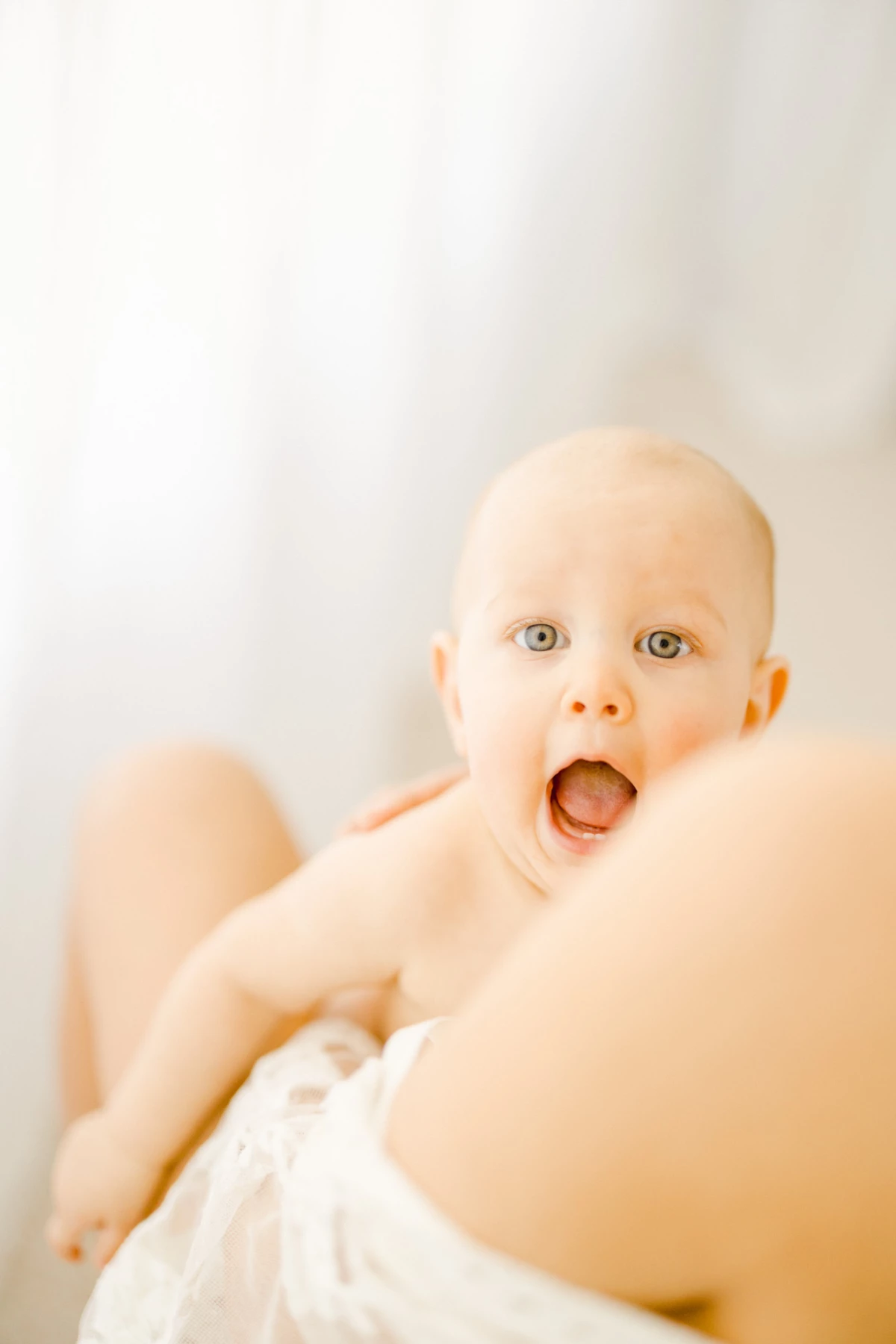 enfant sourire bonheur beige rose