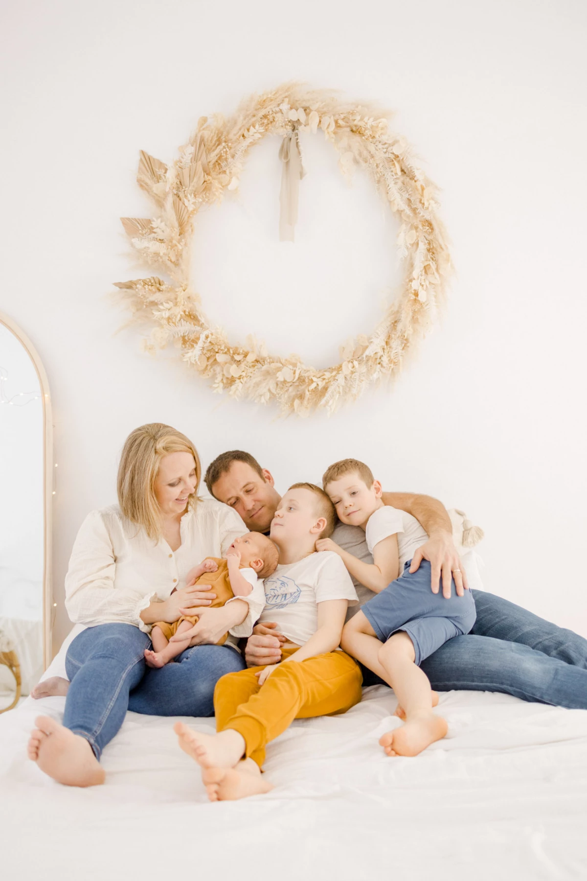 bonheur enfant sourire famille jouer avec les enfants