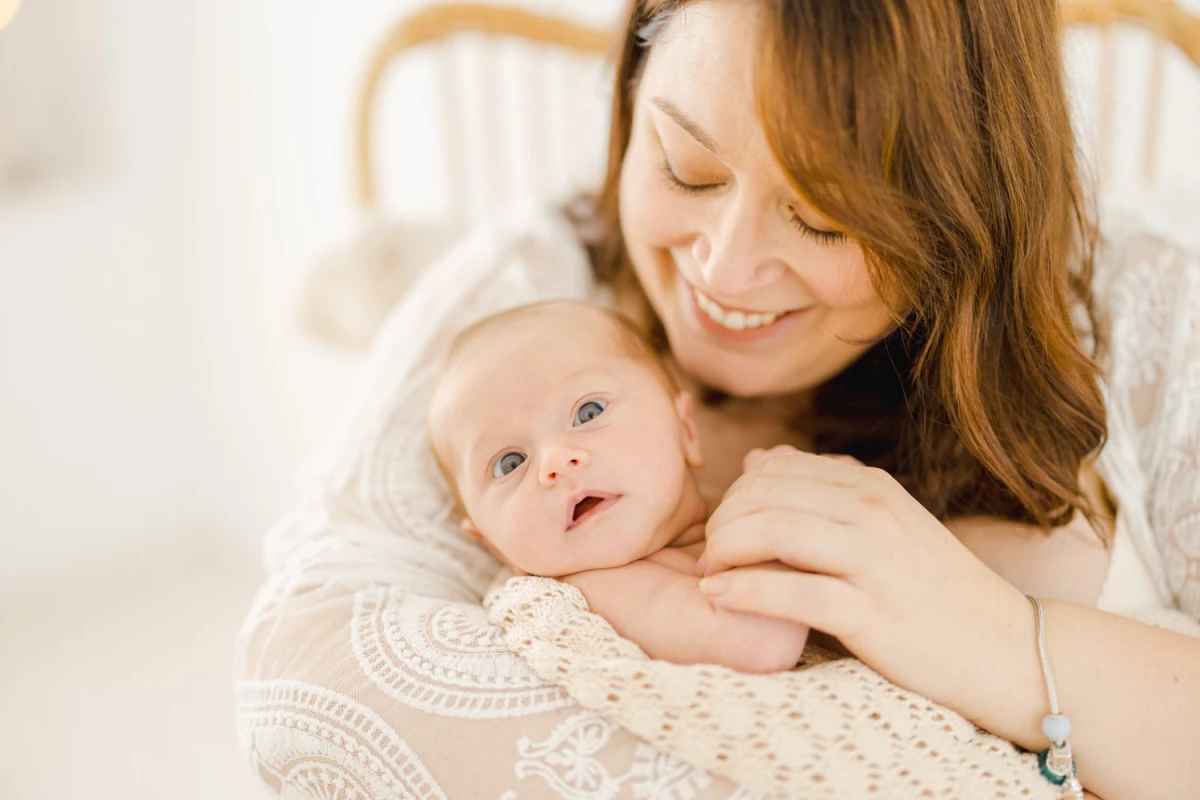 sourire bonheur enfant marron gris