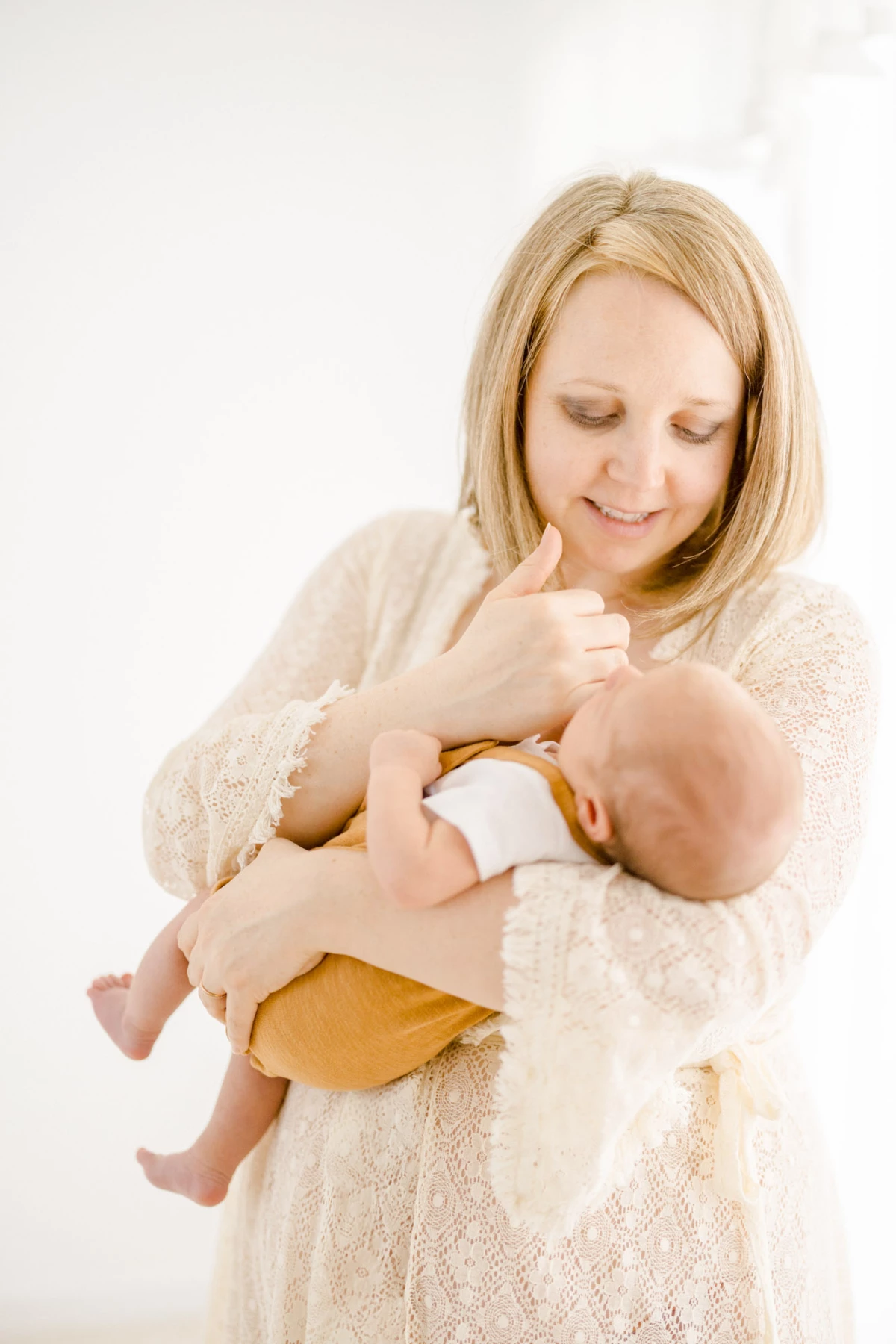 main bonheur enfant sourire robe