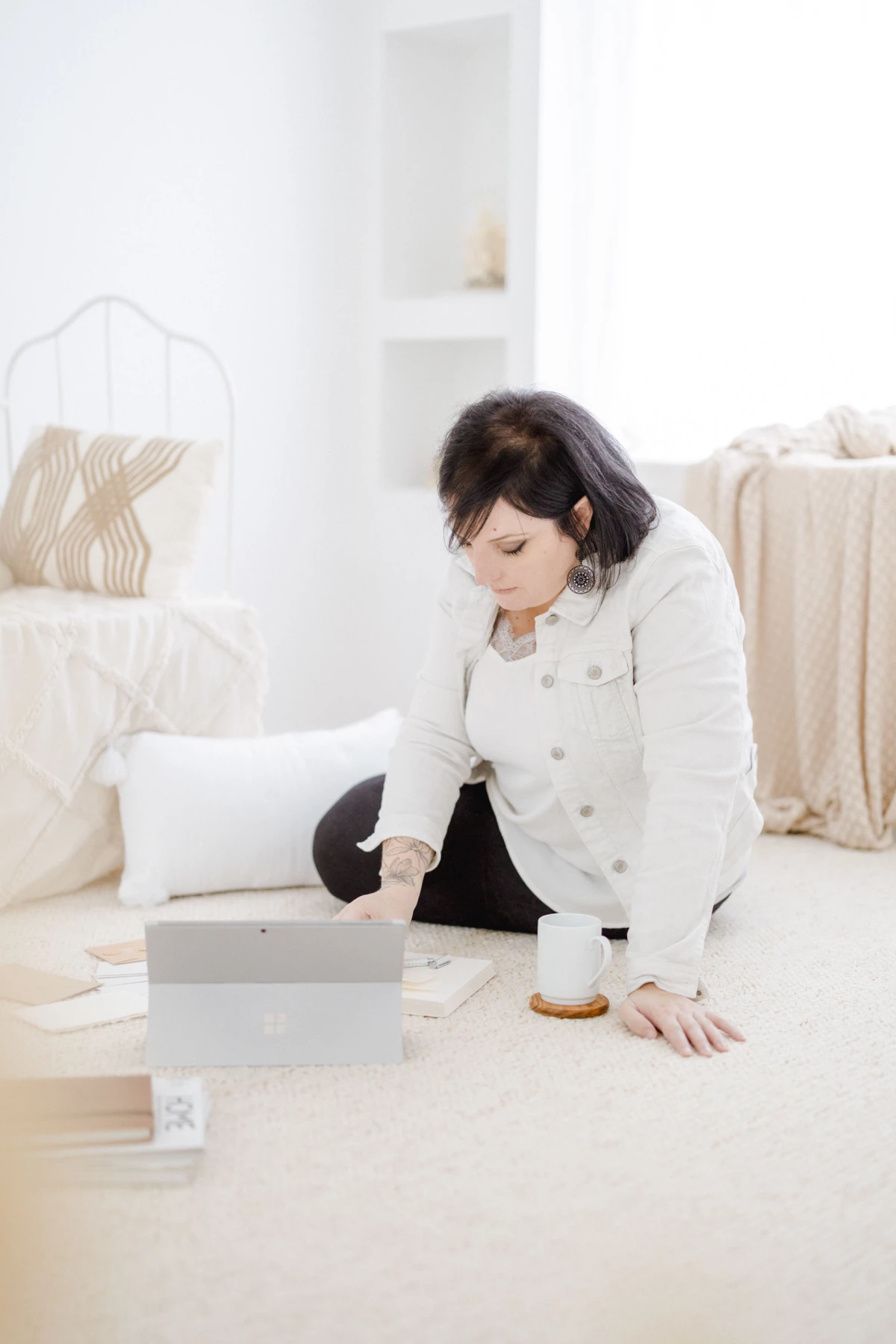 meubles boîte gris marron coussin