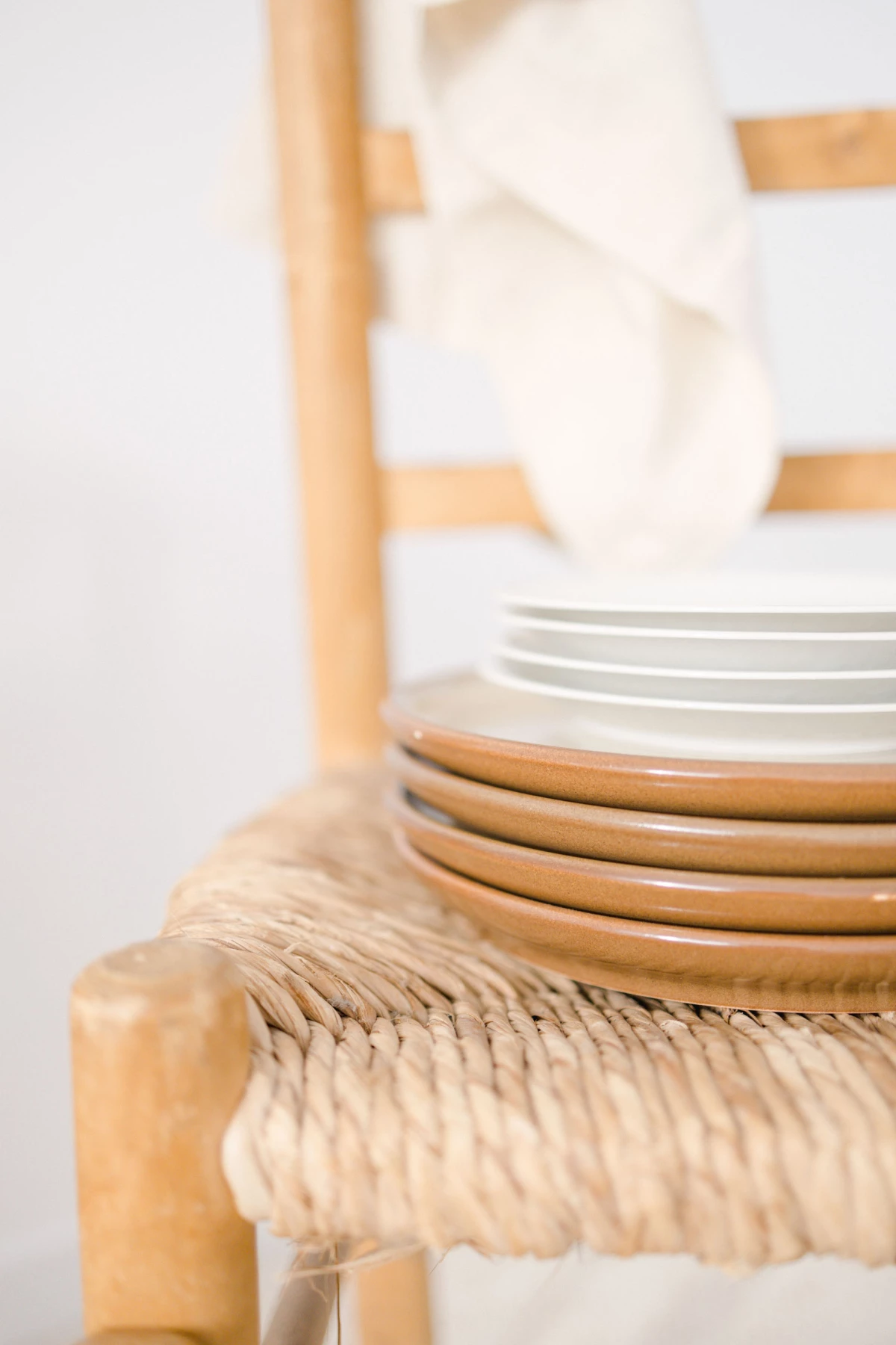 chaise osier panier gris marron