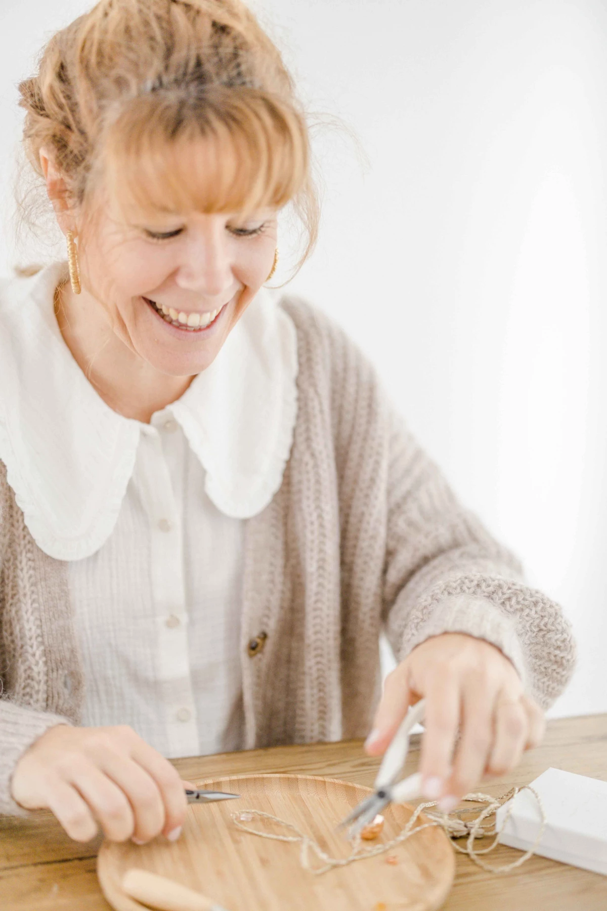 main couverts vaisselle gris marron
