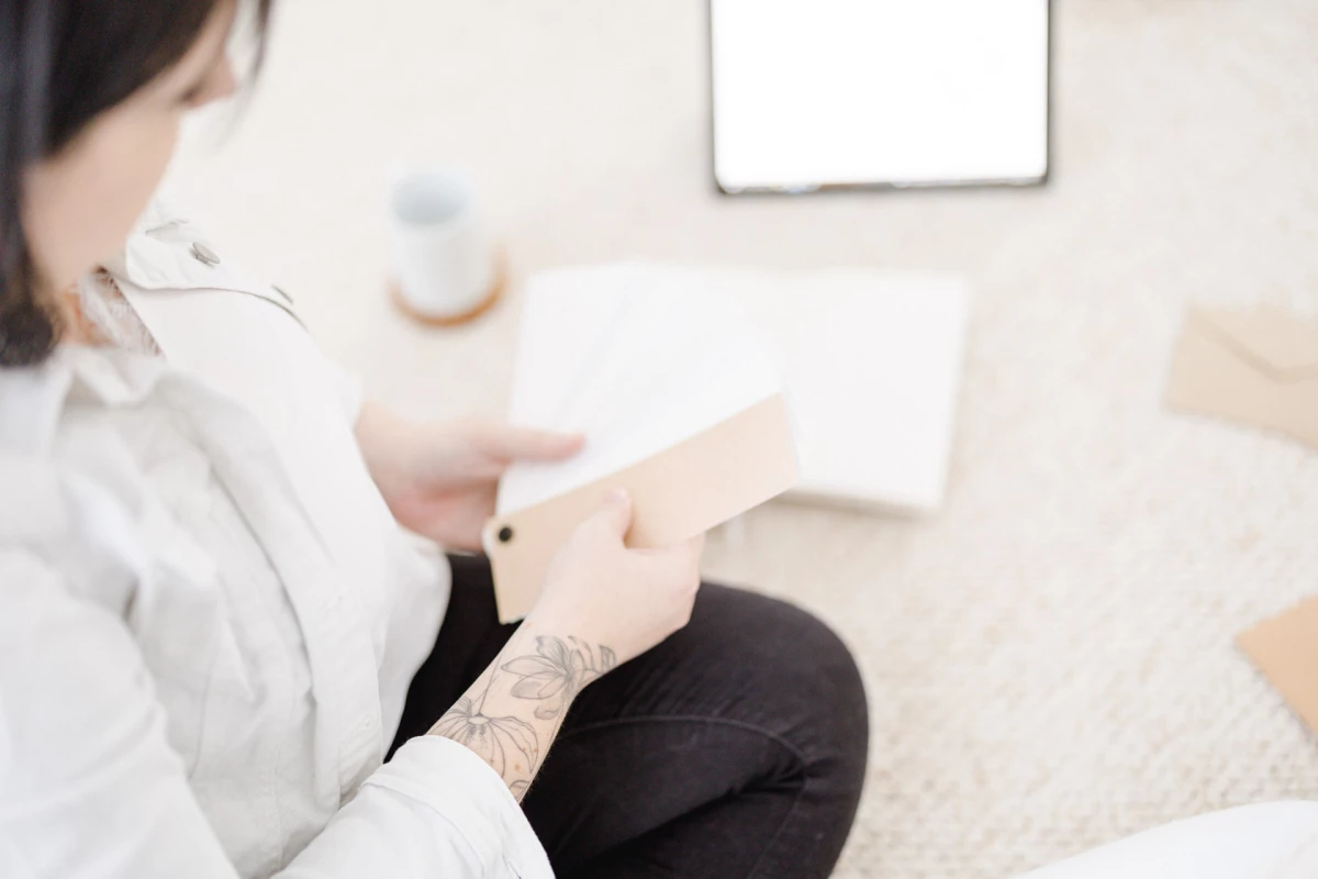 poignet papier fournitures de bureau beige gris