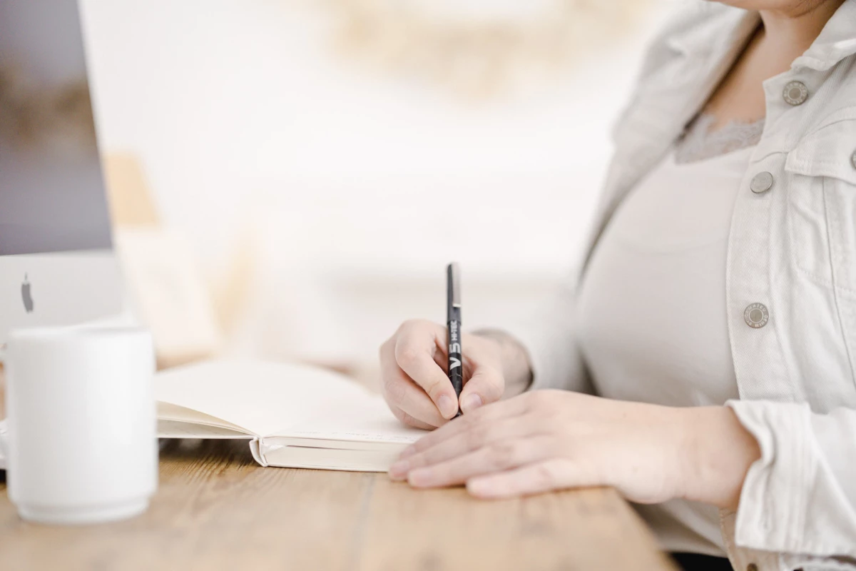 main fournitures de bureau matériel de bureau stylo papeterie