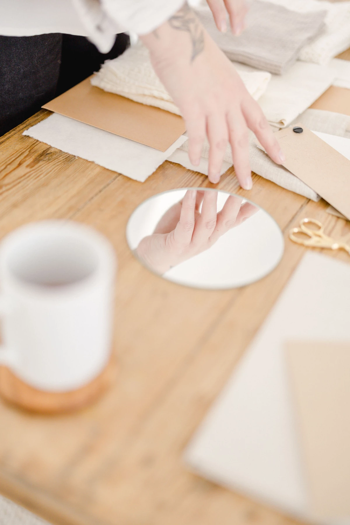 papier tasse fournitures de bureau noir gris
