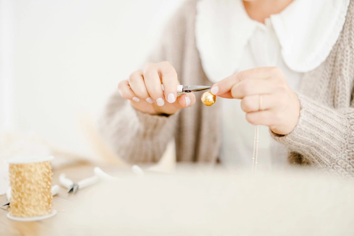 main nourriture beige gris marron