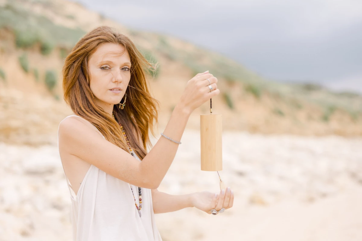 main bijoux poignet cheveux longs marron