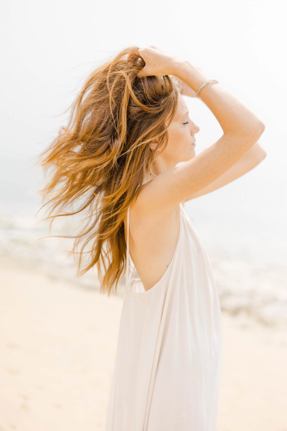 cheveux longs robe vent bonheur beige