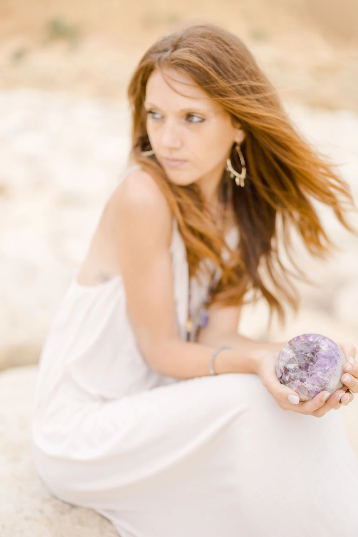 main cheveux longs bijoux robe marron