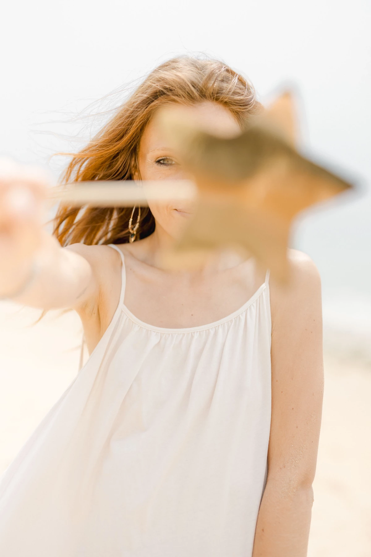 robe rose cheveux longs gris marron
