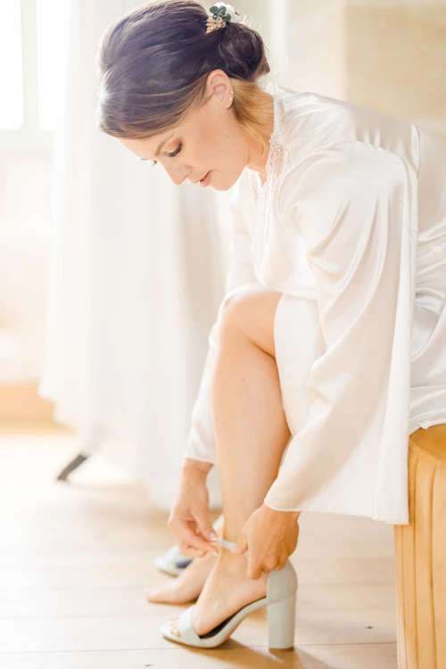 chaussure à talons hauts beige rose gris préparatifs