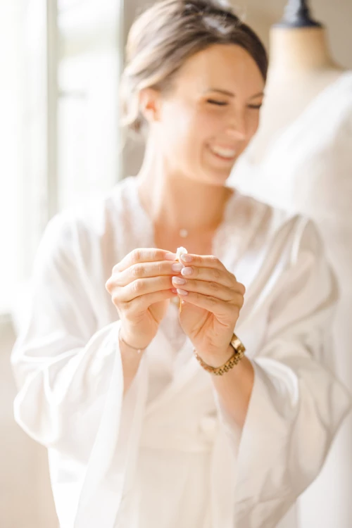 main bijoux bonheur geste produits de beauté