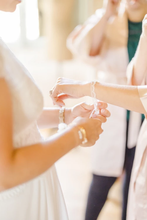 main événement poignet bijoux geste