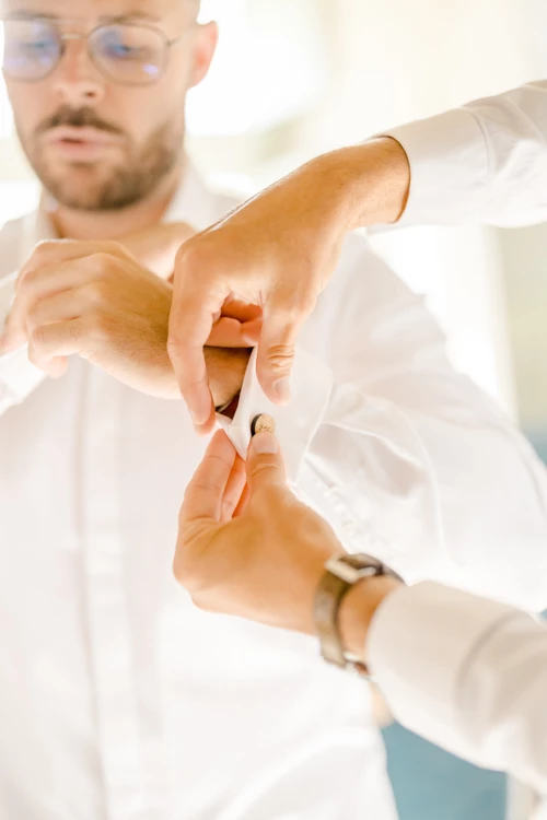 main poignet geste montre beige