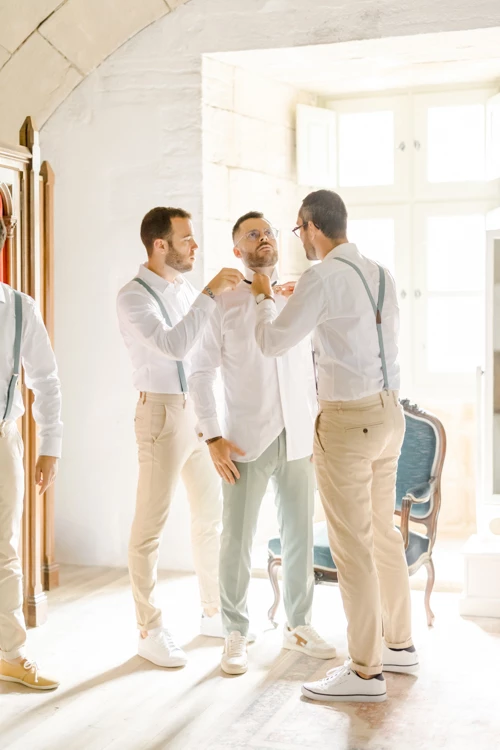 collier bretelles pantalon de costume marron gris