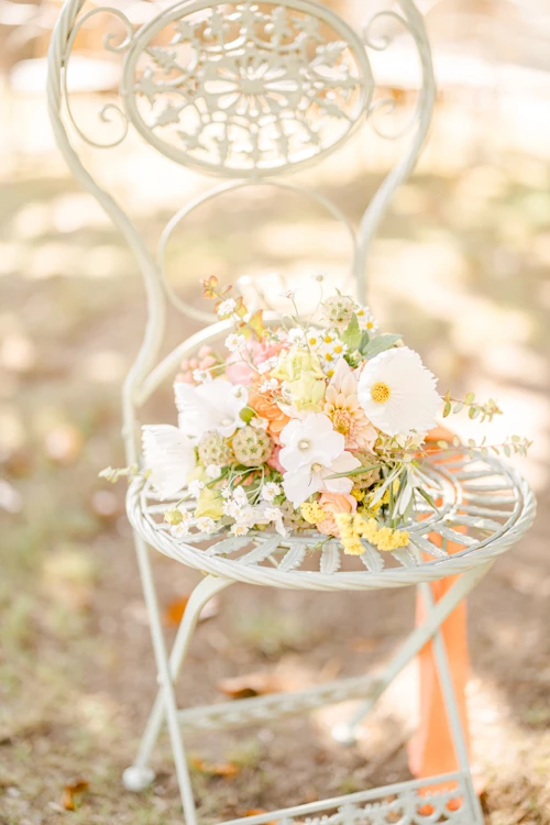 rose composition florale chaise marron gris