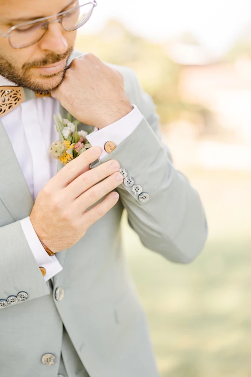 pétale bouton composition florale noeud papillon marron