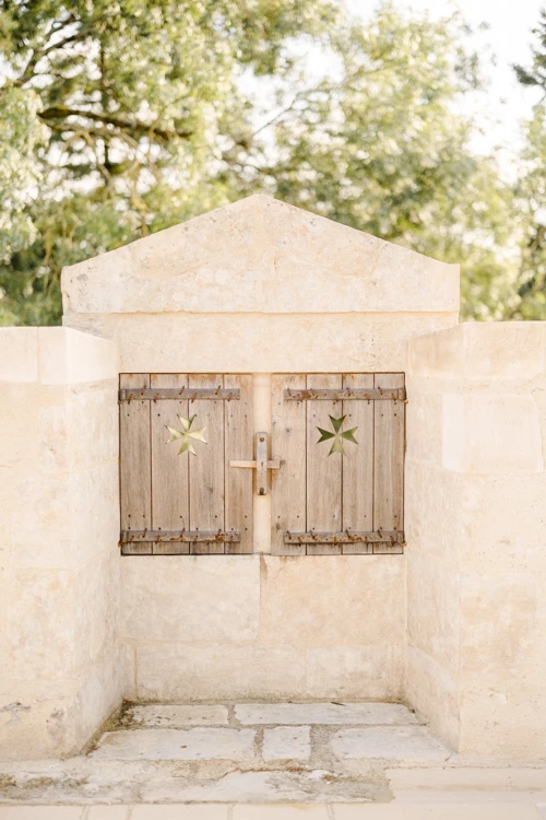 grille calcaire marron gris château