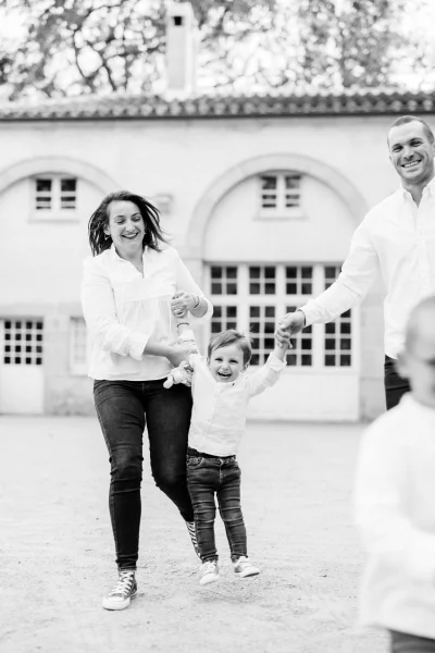 bonheur enfant sourire monochrome gris