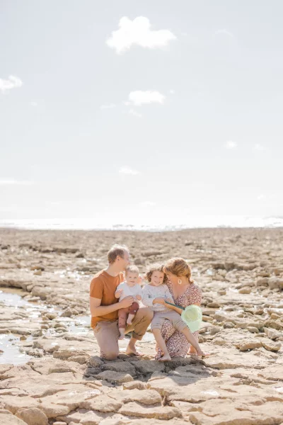 bonheur enfant famille sable marron