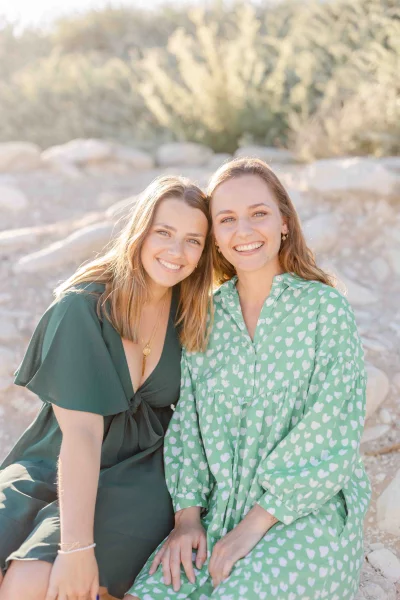 sourire bonheur robe gris marron