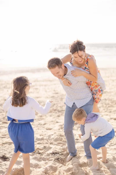 bonheur enfant plage gris nature