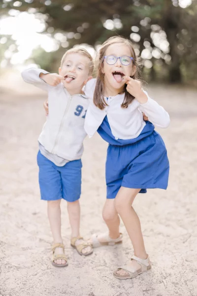 bleu bonheur sourire enfant gris