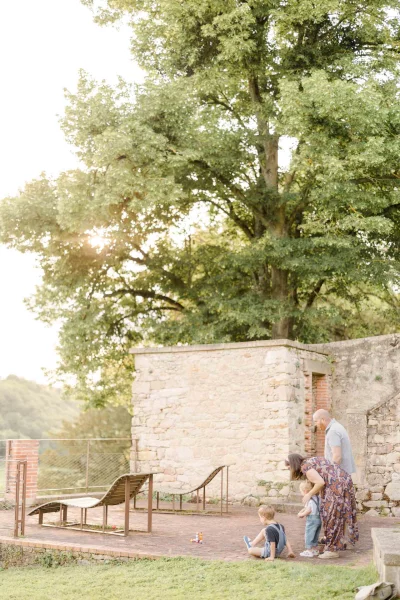 jardin chaise mur de pierre gris beige