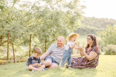 bonheur herbe enfant prairie sourire