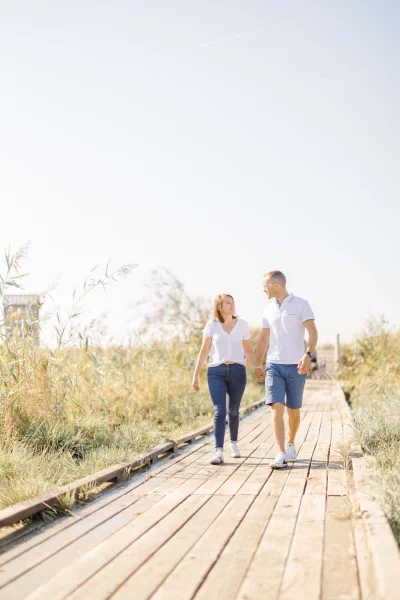 passerelle planche se tenir la main amour beige