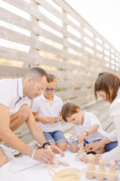 enfant bonheur poignet se tenir la main marron