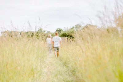 prairie bonheur champ amour se tenir la main