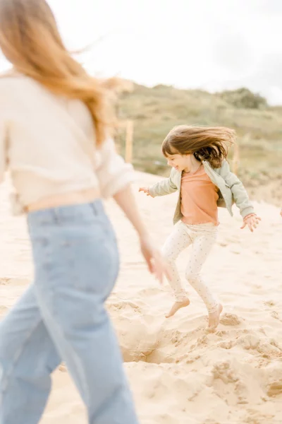 bonheur enfant gris marron nature
